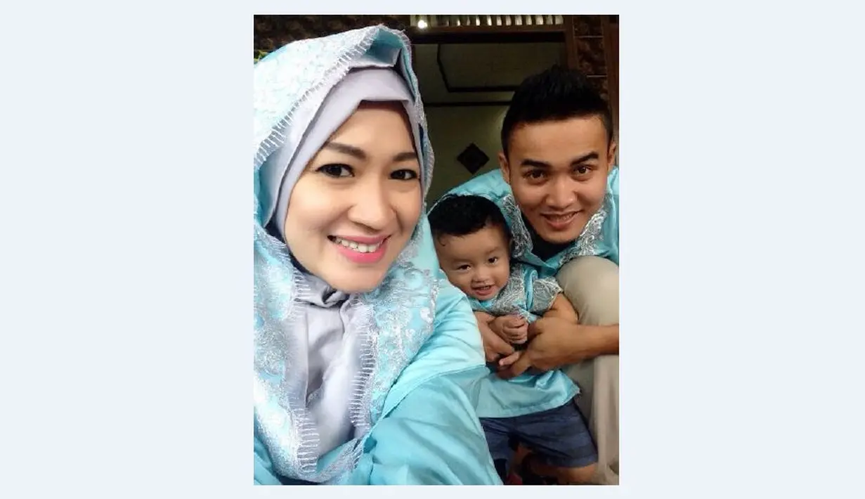 Gunawan Dwi Cahyo selfie dengan sang istri, Okie Agustina, dan anaknya.