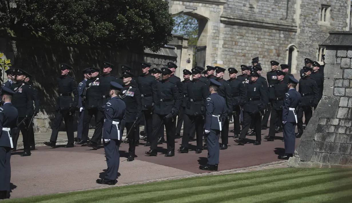 Anggota RAF berbaris di rute prosesi ketika anggota Rifles berbaris melewati Kastil Windsor, Windsor, Inggris (17/4/2021). Pangeran Philip meninggal 9 April pada usia 99 setelah 73 tahun menikah dengan Ratu Inggris Elizabeth II. (Steve Parsons/Pool via AP)