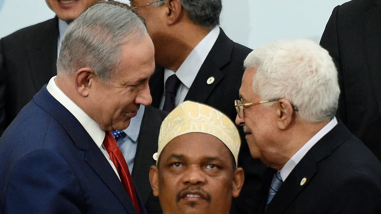 20151130-Jabat Tangan Pertama Kalinya Presiden Palestina dan PM Israel-Paris