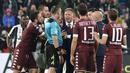 Pelatih Torino, Sinisa Mihajlovic, melakukan protes kepada wasit Paolo Valeri. Pertandingan tersebut berlangsung cukup keras, tercatat 15 pelanggaran dilakukan oleh Juventus dan 11 oleh Torino. (AP/Alessandro Di Marco)