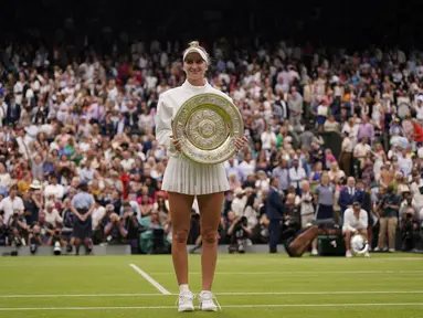 Marketa Vondrousova dari Republik Ceko merayakan dengan trofi setelah mengalahkan Ons Jabeur dari Tunisia untuk memenangkan final tunggal putri pada hari ketiga belas kejuaraan tenis Wimbledon di London, Sabtu, 15 Juli 2023. (AP Photo/Alberto Pezzali)