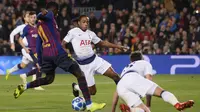 Aksi Ousmane Dembele ketika memperdaya pemain bertahan Tottenham Hotspur. (AFP/Josep Lago)
