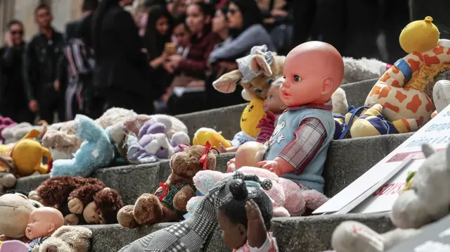 Boneka mainan diletakkan di halaman gedung Kongres Kolombia untuk memprotes kekerasan seksual terhadap anak-anak di Bogota, Selasa (20/11). Protes ini untuk mendorong pengaduan kasus pelecehan anak di hadapan pihak berwenang Kolombia (DANIEL MUNOZ/AFP)