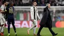 Pelatih Manchester United, Jose Mourinho, bersikap arogan usai mengalahkan Juventus usai laga Liga Champions di Stadion Allianz, Turin, Rabu (7/11), Juventus kalah 1-2 atas MU. (AFP/Marco Bertorello)