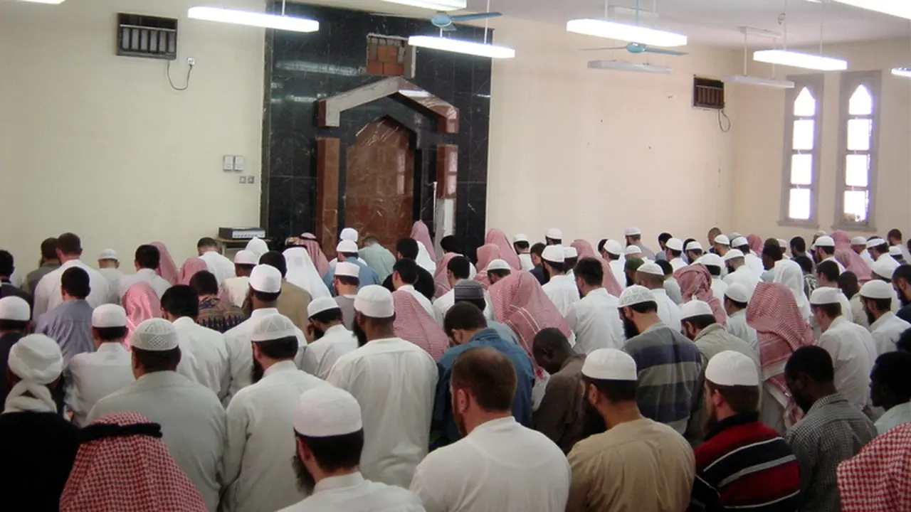 Demi Berjamaah Kakek Buta Bentangkan Tali dari Masjid ke Rumahnya