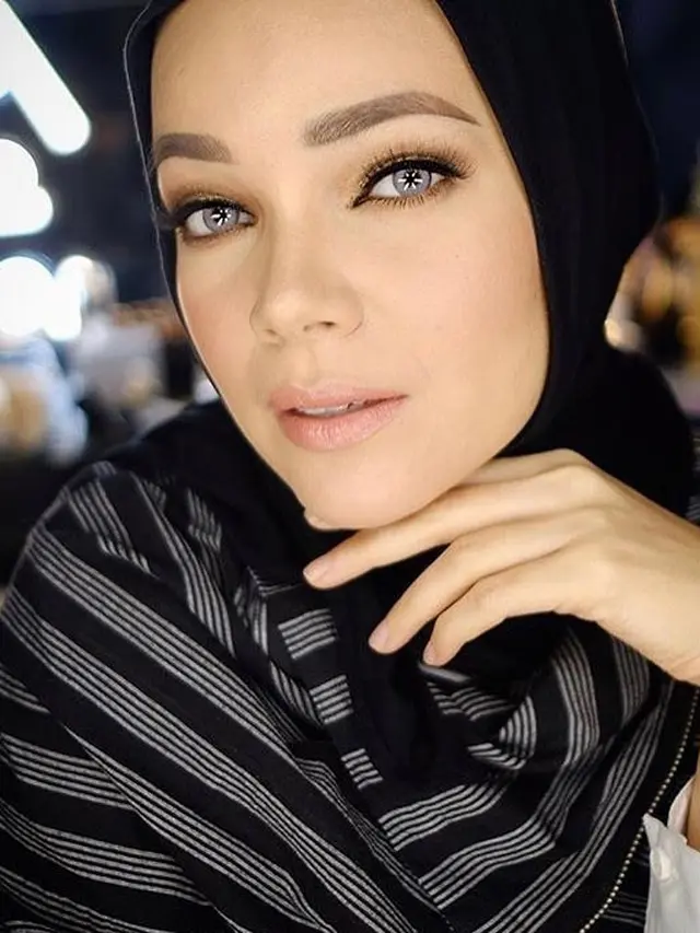 [Bintang] Bikin Adem, Ini 5 Makeup Seleb Berhijab yang Super Cantik