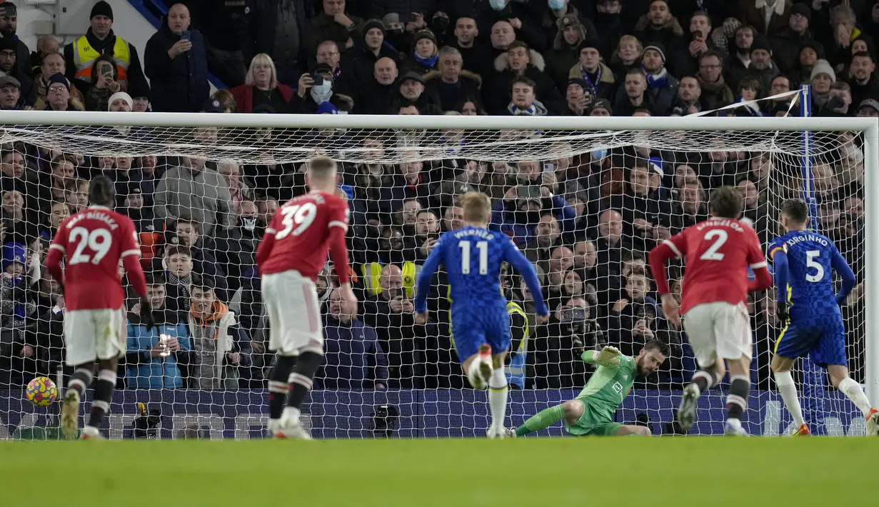 Pada menit ke-69 Chelsea mendapat hadiah penalti usai Thiago Silva dilanggar Aaron Wan-Bissaka di dalam kotak penalti. Jorginho yang menjadi eksekutor berhasil memperdaya David De Gea. Skor pun berubah 1-1. (AP/Kirsty Wigglesworth)