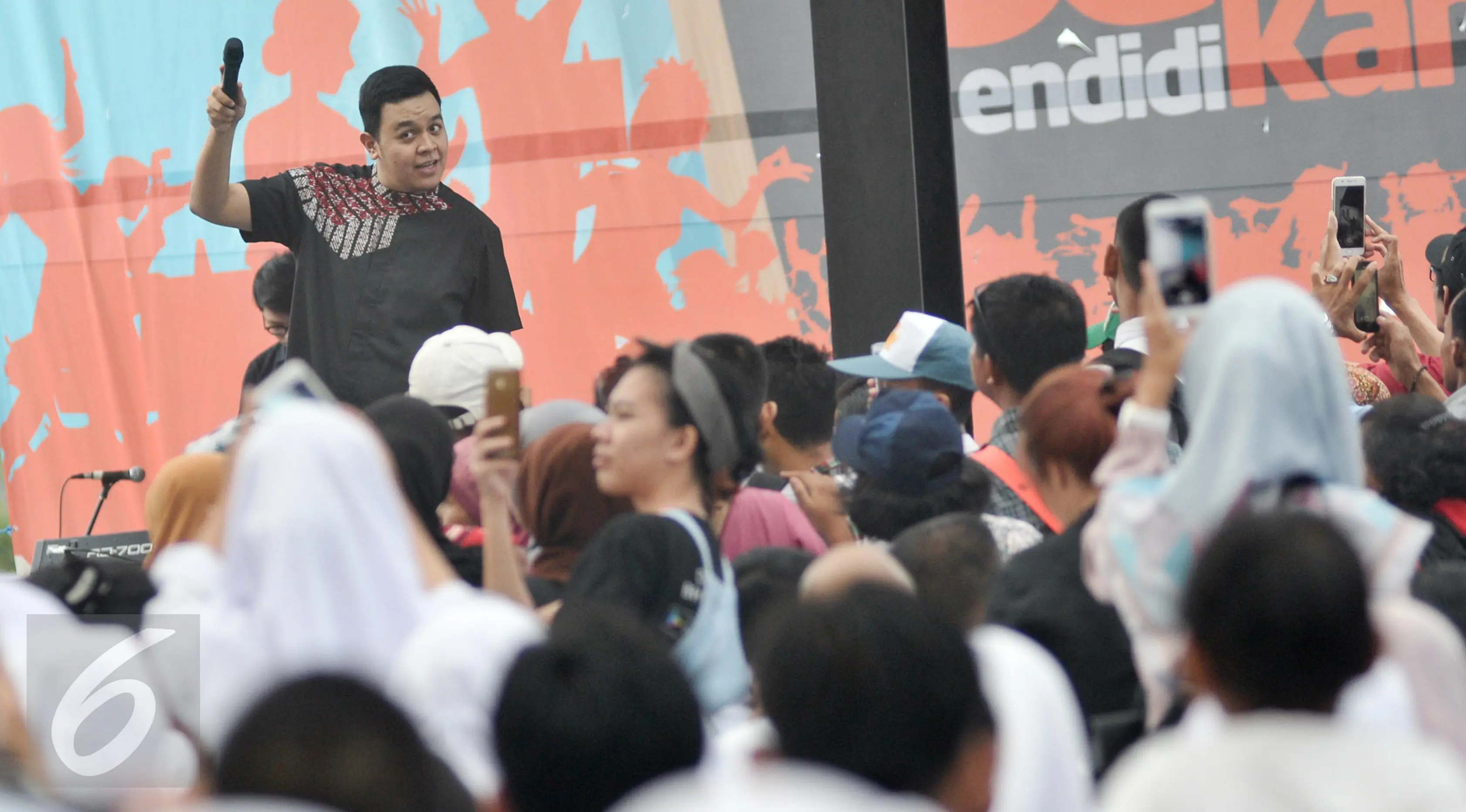 Aksi panggung Tulus saat menghibur penonton di Pesta Pendidikan di RPTRA Kalijodo, Jakarta, Selasa (2/5). Tulus meriahkan Pesta Pendidikan dalam Peringatan hari pendidikan Nasional di RPTRA Kalijodo. (Liputan6.com/Yoppy Renato)