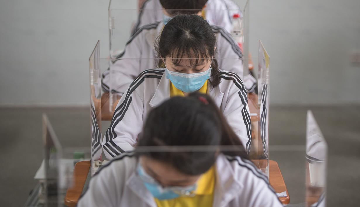 FOTO Kembali Bersekolah Pelajar Wuhan Gunakan Pembatas 