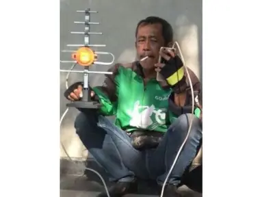 Cari sinyal dulu biar dapat orderan. (Source: Ist)