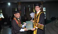 Keterbatasan penglihatan bukan penghalang bagi Supron Ridisno untuk lulus S3, ia menerima ijazah sekaligus dinobatkan sebagai lulusan dengan disertasi terbaik oleh Rektor Uin Lampung. Foto: UIN Lampung.