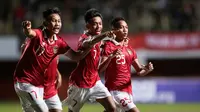 Para pemain Timnas Indonesia U-16 merayakan gol penyeimbang 1-1 ke gawang Myanmar U-16 yang dicetak Muhammad Riski Afrisal (kanan) dalam laga semifinal Piala AFF U-16 2022 antara Indonesia U-16 melawan Myanmar U-16 di Stadion Maguwoharjo, Sleman, Rabu (10/8/2022) malam WIB. (Bola.com/Bagaskara Lazuardi)