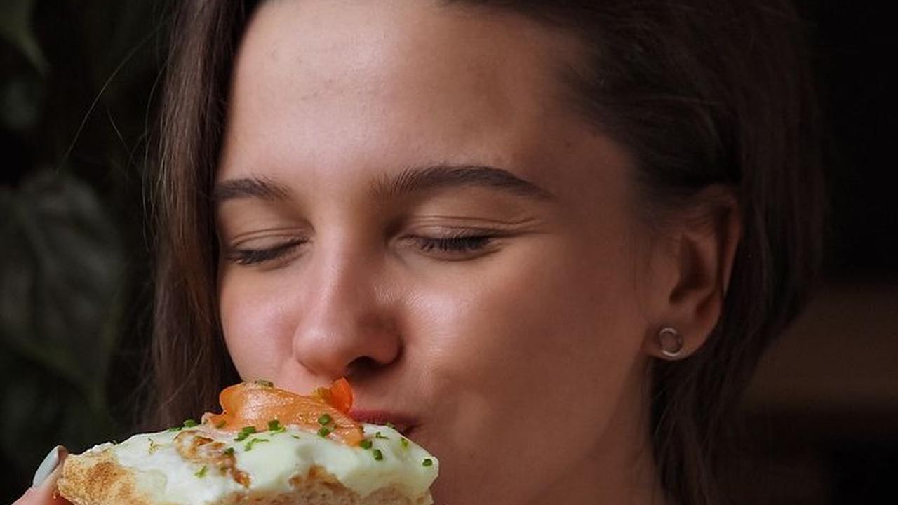 Penyebab Cegukan setelah Makan, Konsumsi Makanan Pedas hingga Menelan Terlalu Cepat