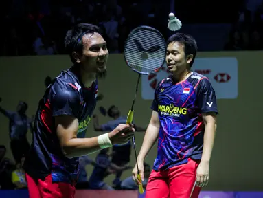 Ekspresi kecewa pebulu tangkis ganda putra Indonesia, Mohammad Ahsan/Hendra Setiawan setelah kalah dari pasangan China, Liang Wei Keng/Wang Chang pada babak 16 besar Indonesia Open 2024 di Istora Senayan, Jakarta, Kamis (06/06/2024). (Bola.com/Bagaskara Lazuardi)