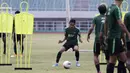 Pemain Timnas Indonesia, Evan Dimas, mengotrol bola saat berlatih di Stadion Pakansari, Bogor, Sabtu (24/8). Latihan ini merupakan persiapan jelang laga kualifikasi Piala Dunia 2020. (Bola.com/Yoppy Renato)