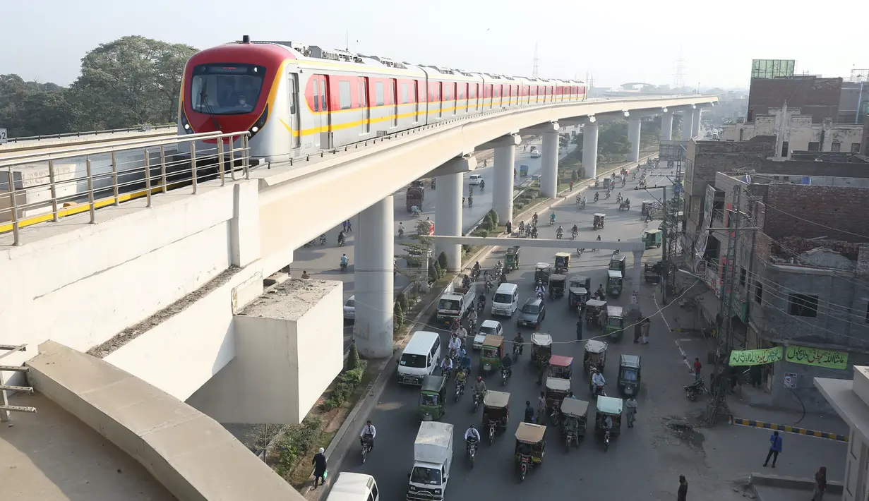 Kereta Orange Line tiba di stasiun kereta bawah tanah di Lahore, Pakistan, 26 Oktober 2020. Orange Line, layanan kereta metro pertama Pakistan, pada Minggu (25/10) mulai beroperasi secara komersial di Lahore, membuka tahap baru sektor transportasi umum di negara Asia Selatan itu. (Xinhua/Liu Tian)