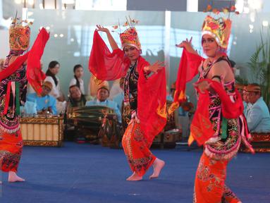 Sejumlah penari membawakan tarian tradisional Indonesia di Terminal 3, Bandara Soekarno Hatta, Tangerang, Senin (15/8). Acara pentas budaya tersebut bertujuan untuk menyambut para penumpang. (Liputan6.com/Angga Yuniar)