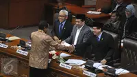 Fachri Hamzah (tengah) menerima laporan dari Ketua Panja UP2DP Totok Daryanto (kiri) saat Sidang Paripurna terkait peraturan UP2DP, Jakarta, Selasa (23/6/2015).  Dana Aspirasi akhirnya disahkan DPR. (Liputan6.com/Herman Zakharia)