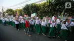 Sejumlah siswa-siswi MI/MTS Tarbiyatul Diniyah mengikuti pawai menyambut Tahun Baru Islam 1 Muharram 1445 Hijriah di Jakarta, Selasa (18/7/2023). Pawai tersebut untuk menyambut Tahun Baru Islam 1 Muharram 1445 Hijriah yang jatuh pada 19 Juli 2023 sekaligus memperkenalkan tahun Hijriah kepada pelajar. (Liputan6.com/Faizal Fanani)