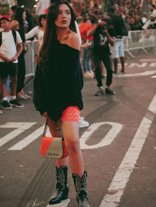 Pose Beby Tsabina dengan sweater agak terbuka, tapi tetap terlihat cute dan menggemaskan. Diketahui akan lanjut kuliah di Amerika. Kini ia juga sedang menikmati waktu liburan. (Instagram/bebytsabina)