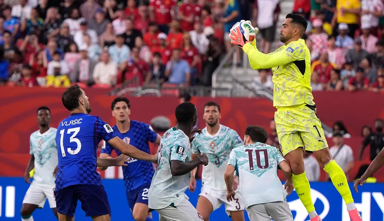Kiper Portugal Diogo Costa melakukan penyelamatan selama pertandingan sepak bola babak 32 besar Piala Dunia antara Portugal dan Kroasia di Toronto, Kamis, 2 Juli 2026. (AP Photo/Mike Stewart) (02/07/2026).