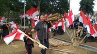 Semangat emak-emak asal Kuningan Jawa Barat memeriahkan HUT ke 74 RI dengan memasang ribuan bendera di Gedung Perundingan Linggarajati. Foto (Liputan6.com / Panji Prayitno)