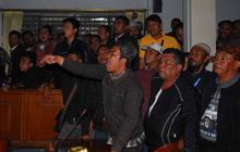 Sidang Aceng ditunda, warga marah-marah di gedung DPRD Garut