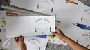Pekerja menunjukkan halaman pertama buku dongeng Rabbit Hole, di kawasan Kemang, Jakarta Selatan, Selasa (11/10). Konsep dan tampilan halaman buku ini dibuat semenarik-menariknya sehingga menjadi buku interaktif. (Liputan6.com/Yoppy Renato)