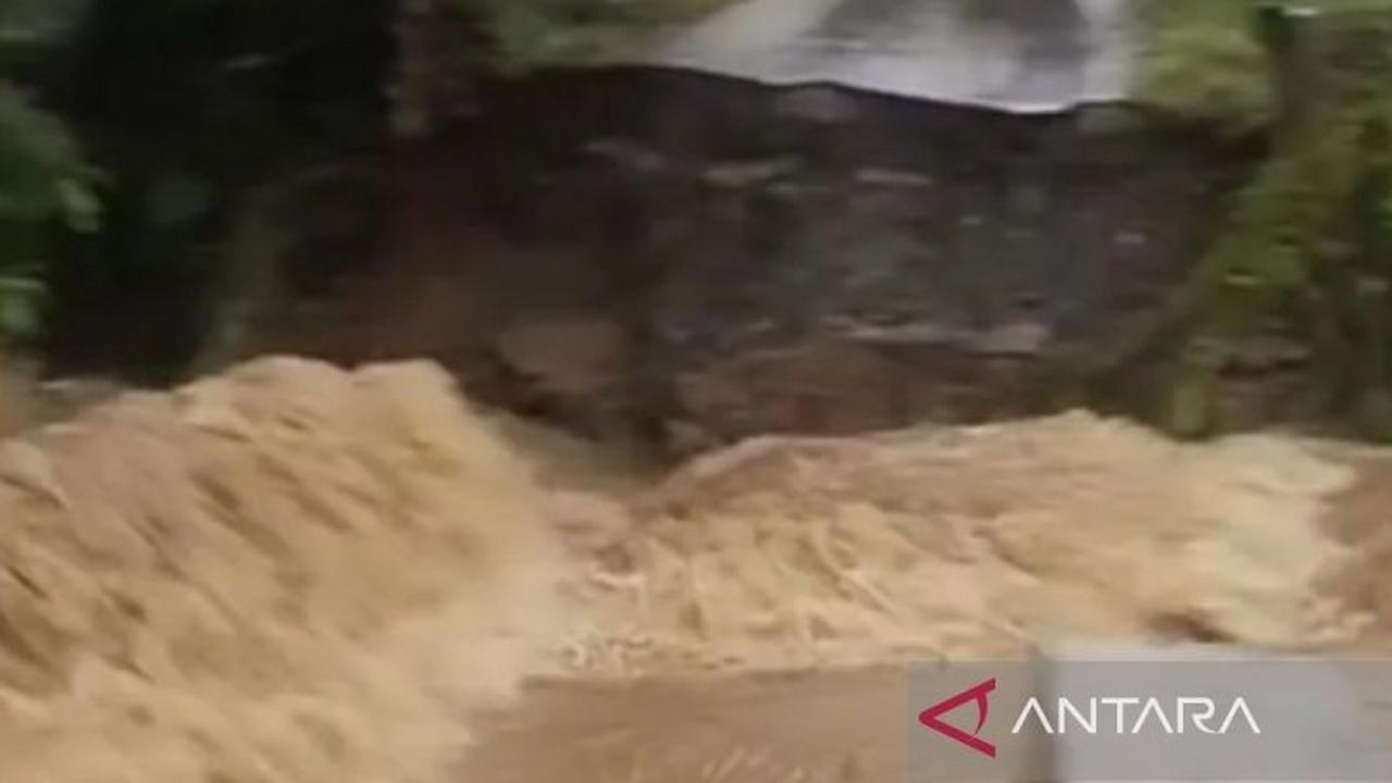 Polres Tala Siagakan Perahu Karet Antisipasi Banjir Tanah Laut, Satu Lansia Meninggal Dunia