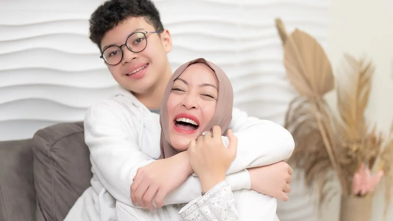 Angelina Sondakh dan Keanu Massaid. (Foto: Dok. Instagram @angelinasondakh09)
