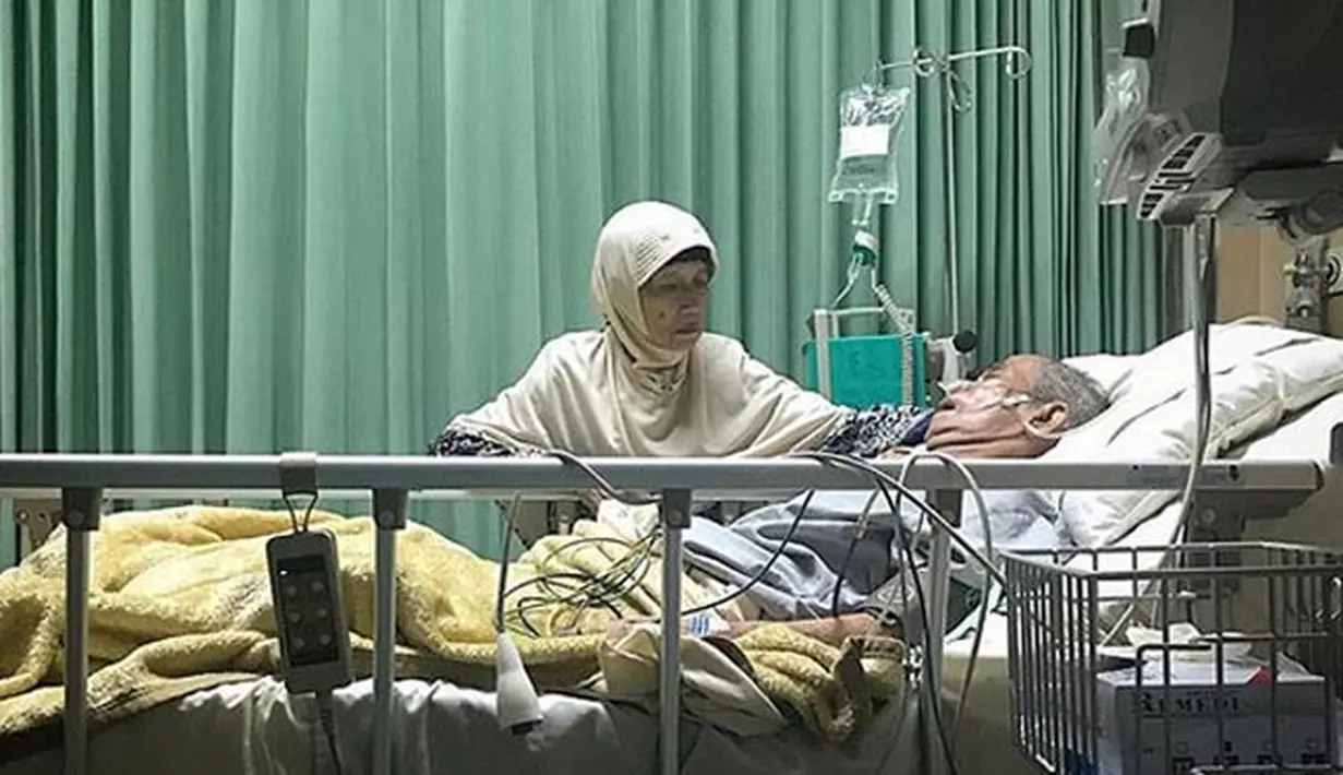 Kini, sang ayah sudah tak lagi merasa sakit dan sudah tenang di tempat peristirahatan terakhirnya. Meski berusaha ikhlas, namun wajar jika Irfan Hakim masih merasa berat melepas kepergiannya. (Instagram/irfanhakim75)