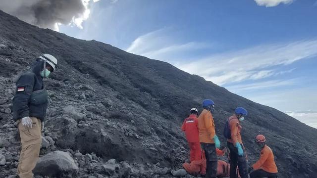 Evakuasi korban erupsi Gunung Marapi
