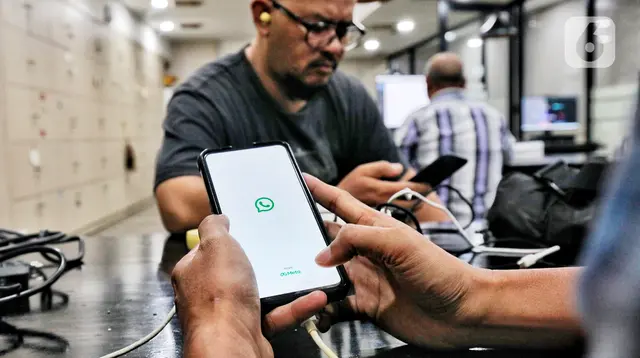 Warga mencoba mengakses aplikasi Whatsapp di Jakarta, Selasa (25/10). Platform pesan instan WhatsApp dilaporkan error, Selasa (25/10/2022) siang. Tak hanya di Indonesia, WhatsApp juga dilaporkan down di sejumlah negara. (Liputan6.com/Angga Yuniar)