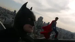 Dua orang pria mengenakan kostum Batman dan Superman saat sesi pemotretan di Lebanon (23/3). Film terbaru dari Batman vs Superman telah ditayangkan dibeberapa bioskop dunia. (PATRICK BAZ / AFP)