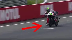 Video 4 momen unik di ajang MotoGP, Moto2, dan Moto3. Salah satunya Pebalap Moto3 Niklas Ajo, melintasi finis dengan berlutut pada tahun 2015.