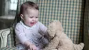 Foto ini diambil oleh Kate Middleton pada tahun 2015. Princess Charlotte terlihat bahagia banget ya main dengan boneka beruangnya! (Cosmopolitan)