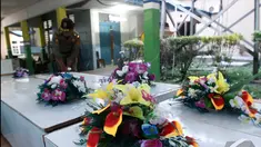 Petugas dari tim SAR tengah mempersiapkan peti jenazah untuk penumpang AirAsia QZ8501 di RSUD Sultan Imanuddin, Pangkalan Bun, Kalimantan Tengah. (Liputan6.com/Herman Zakharia)