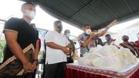 Crazy Rich Surabaya borong minyak goreng untuk dibagikan secara gratis (Liputan6.com)