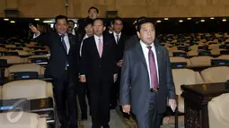 Ketua DPR, Setya Novanto menerima kunjungan Ketua Liga Parlemen Jepang-Indonesia Toshihory Nikai di Gedung DPR RI, Jakarta, Selasa (24/11/2015). Dalam kesempatannya, Toshihory melihat-lihat sejumlah tempat rapat anggota dewan. (Liputan6.com/Johan Tallo)