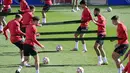 Para pemain Atletico Madrid menendang bola selama sesi latihan di tempat latihan klub di Majadahonda (27/9/2021). Atletico Madrid akan bertanding melawan AC Milan pada grup B Liga Champions di San Siro. (AFP/Javier Soriano)