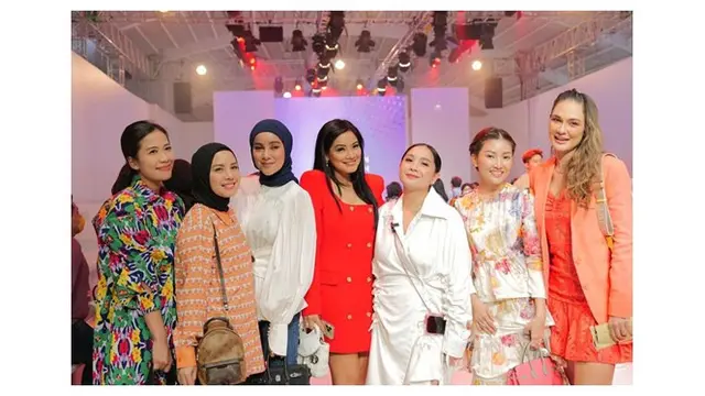 10 Potret Nagita Slavina Rilis Koleksi Baju di JFW 2023, Raffi Ahmad Ikut Mendukung