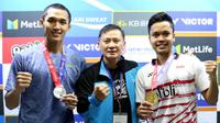 Pelatih kepala tunggal putra PBSI, Hendry Saputra (tengah), bersama Anthony Sinisuka Ginting (kanan) dan Jonatan Christie. (PBSI)