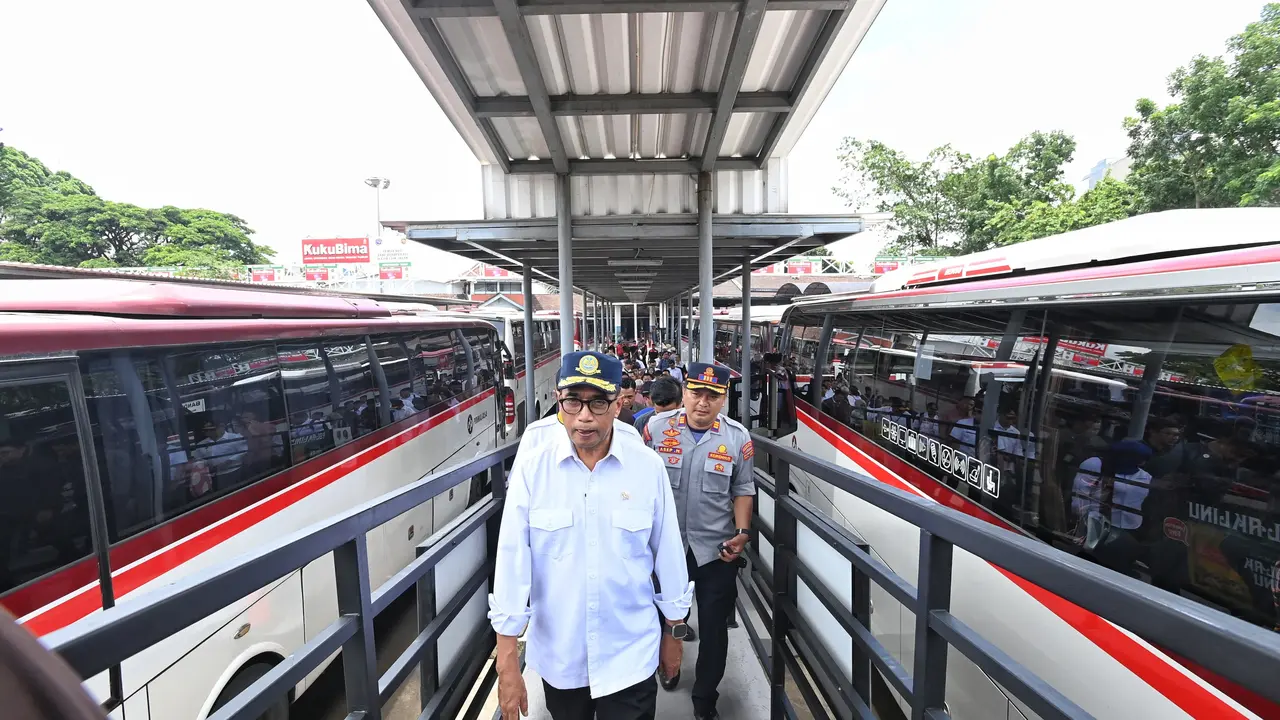 Menteri Perhubungan Budi Karya Sumadi meninjau Terminal Tipe A Leuwipanjang, Bandung pada Jumat (2/2).