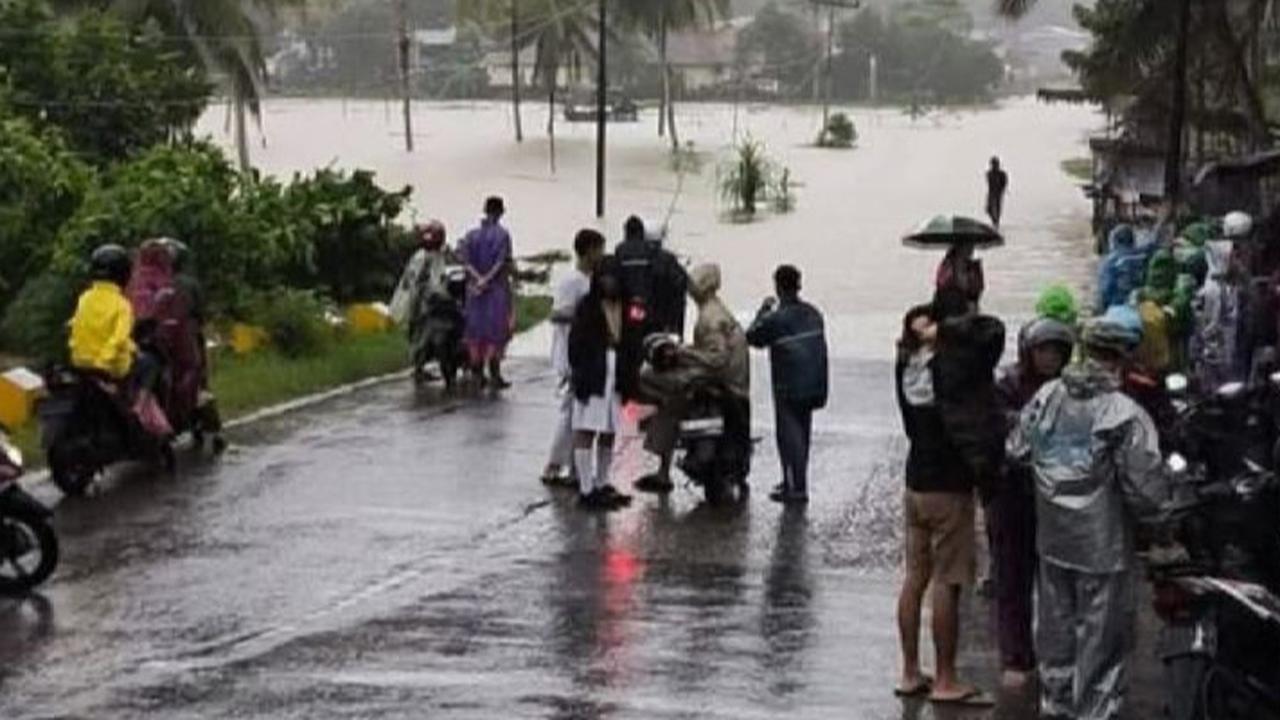 Waspada, BMKG Prediksi Jakarta hingga Surabaya Bakal Diguyur Hujan Lebat Disertai Kilat Hari Ini !