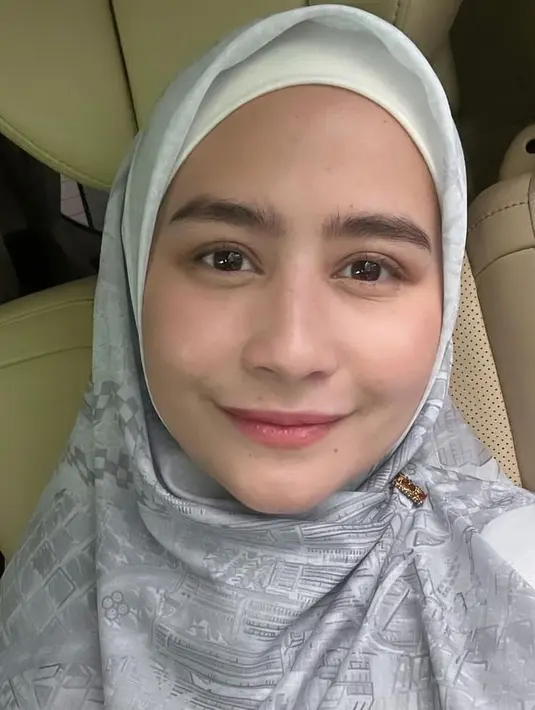 Sebelum berangkat, Prilly tampil dengan hijab segi empat bermotif yang ia padukan dengan ciput dan bros mini.  [@prillylatuconsina96]