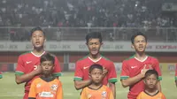Pemain Timnas Indonesia menyanyikan lagu Indonesia Raya sebelum memulai laga lawan PSS Sleman di Sleman, Jawa Tengah (Bola.com/Ronald Seger)