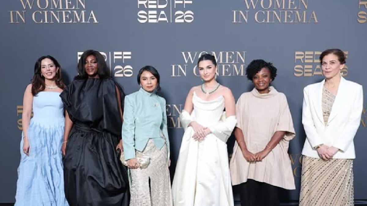 Kebaya Janggan Sapto Djojokartiko Curi Perhatian di Cannes 2026, Dikenakan Kamila Andini