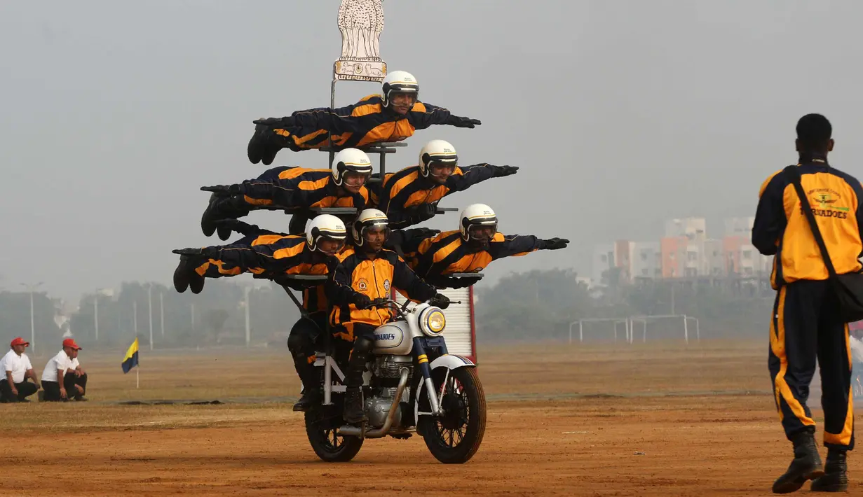 Para tentara India dari anggota 'Tornado' beraksi dengan satu motor selama latihan gabungan di akademi pelatihan perwira di Chennai (9/3). (AFP Photo/Arun Sankar)
