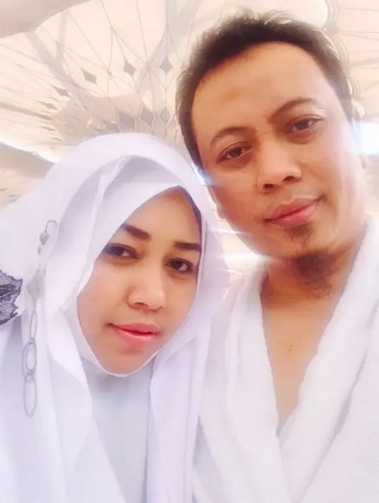 Menengok ke belakang,  penyanyi religi Aunur Rofiq Lil Firdaus alias Opick setidaknya tiga kali melamar Dian. Opick yang dulu berambut gondrong dua kali lamaran ditolak oleh ayah Dian. (dok. Pribadi)