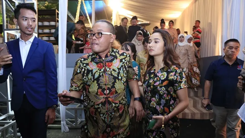 7 Pesona Naomi Zaskia yang Tampil Kompak dengan Sule di Pernikahan Siti Badriah